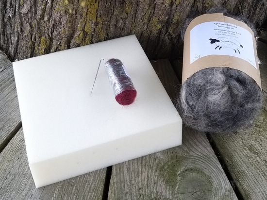 DIY kit 2 grytlappar med röd dekor